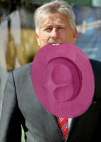 Bott mange son chapeau